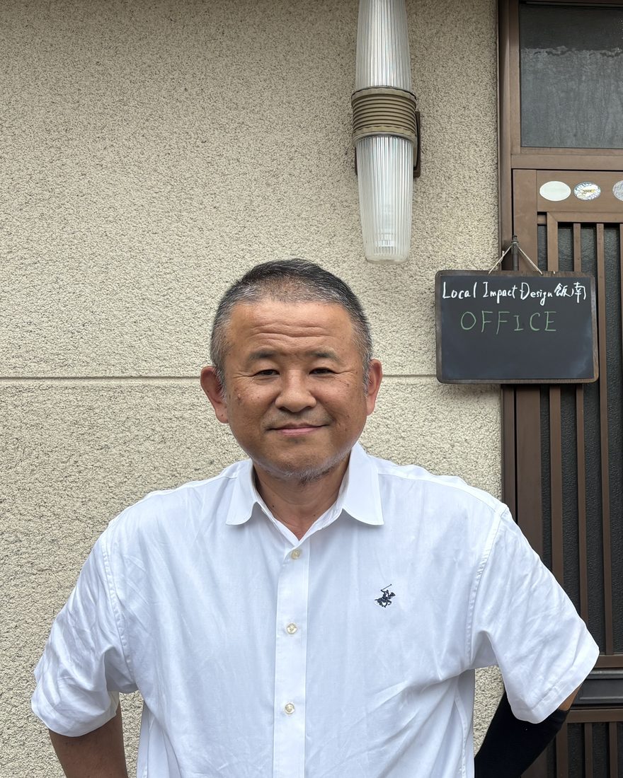 Local Impact Design飯南の事務所前に立つ代表者